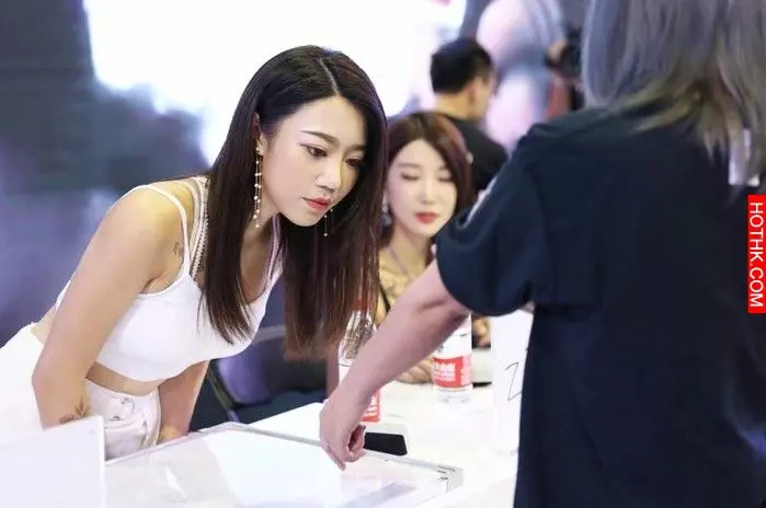 本地香港最靚女紋身師!靠清新風格闖出名堂