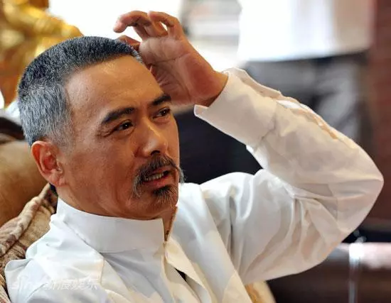 成龍老了,周潤發老了,周星馳老了,只有他63歲仍舊像30歲!