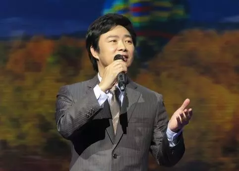 成龍老了,周潤發老了,周星馳老了,只有他63歲仍舊像30歲!