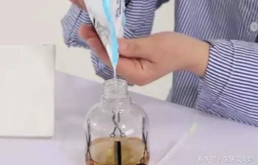 啤酒倒在窗檯縫隙上,解決了家家戶戶的煩惱,看完趕緊試一試