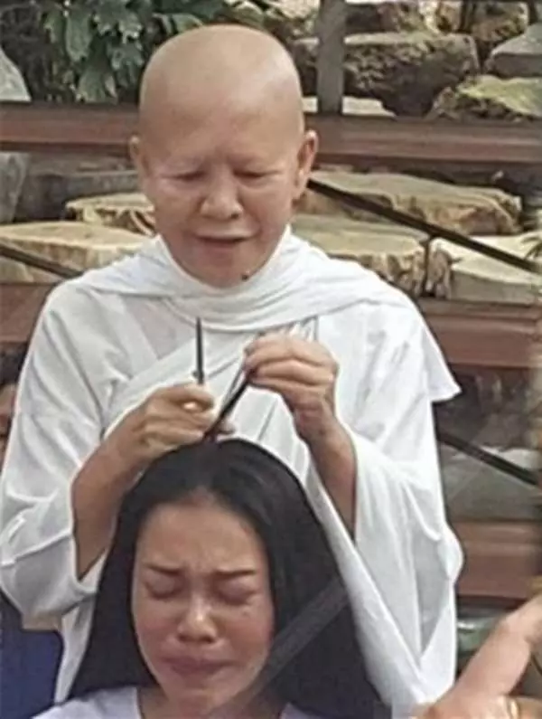 波神媽媽「嘴對嘴」親吻「13歲兒子」曬母愛,泰國網友看完大怒,直批「亂倫」!