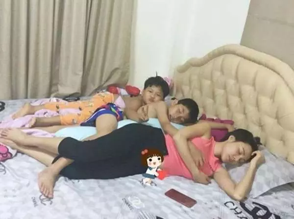 波神媽媽「嘴對嘴」親吻「13歲兒子」曬母愛,泰國網友看完大怒,直批「亂倫」!