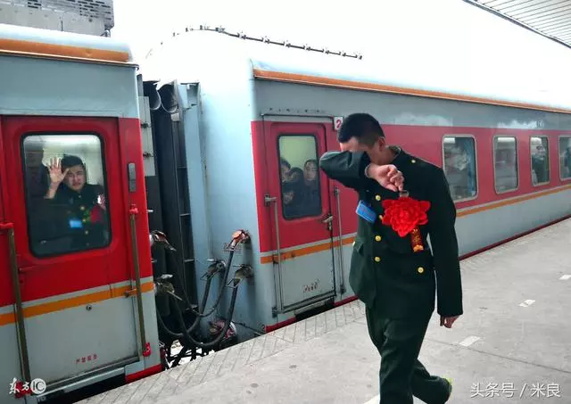 他自稱當過兵,生日卻沒一個戰友來看他,家中遭難,戰友全到了