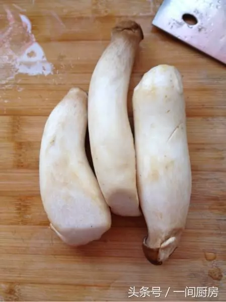 「杏鮑菇」這樣炒超級下飯,一上桌盤子就空了,比吃大魚大肉還滿足!