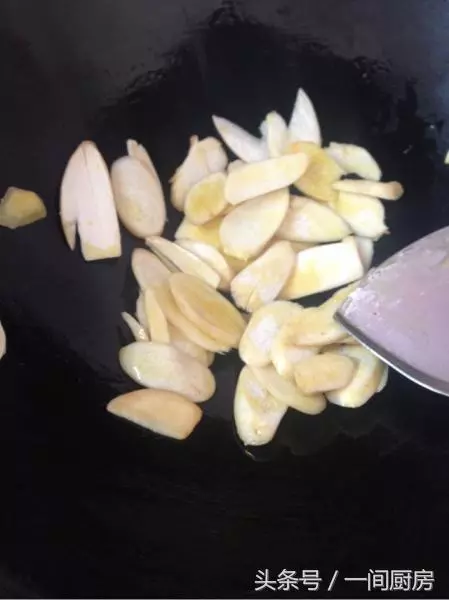 「杏鮑菇」這樣炒超級下飯,一上桌盤子就空了,比吃大魚大肉還滿足!