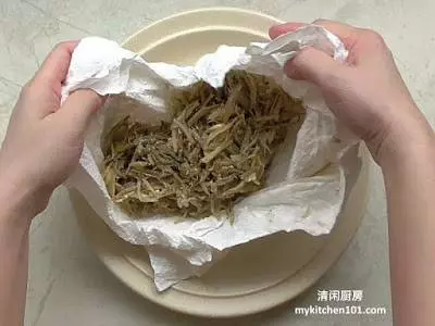 《美食菜譜》原來炸江魚仔這麼簡單啊!順便教你用酥脆江魚仔來做料理!不學就走寶啦~