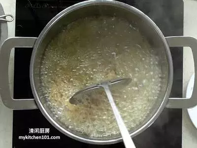 《美食菜譜》原來炸江魚仔這麼簡單啊!順便教你用酥脆江魚仔來做料理!不學就走寶啦~