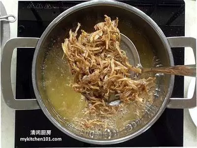 《美食菜譜》原來炸江魚仔這麼簡單啊!順便教你用酥脆江魚仔來做料理!不學就走寶啦~