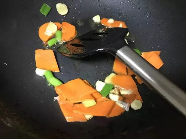 飯店必點兩盤的一道菜,比糖醋裡脊好吃,一大勺一大勺搶著吃!自己做省一半錢!