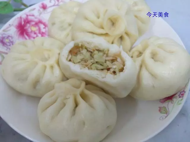 這個包子沒有肉卻特別鮮,只用倆食材,一個負責香,一個負責鮮!