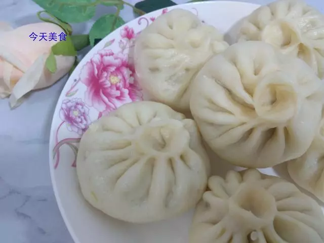 這個包子沒有肉卻特別鮮,只用倆食材,一個負責香,一個負責鮮!