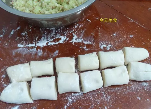 這個包子沒有肉卻特別鮮,只用倆食材,一個負責香,一個負責鮮!