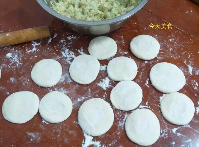 這個包子沒有肉卻特別鮮,只用倆食材,一個負責香,一個負責鮮!
