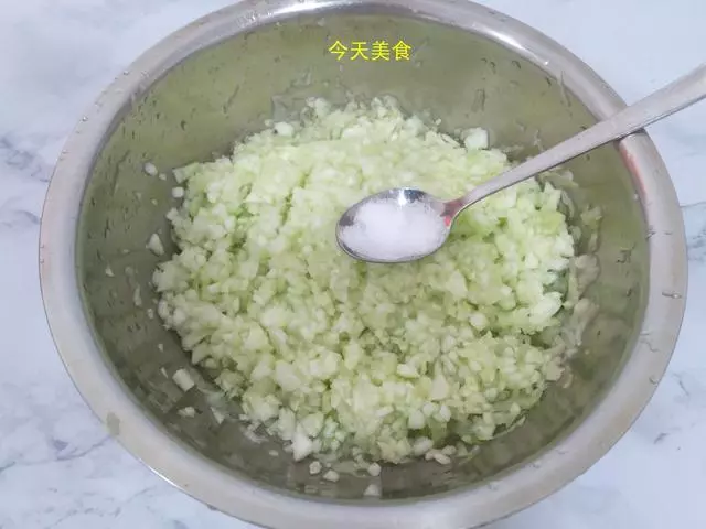 這個包子沒有肉卻特別鮮,只用倆食材,一個負責香,一個負責鮮!