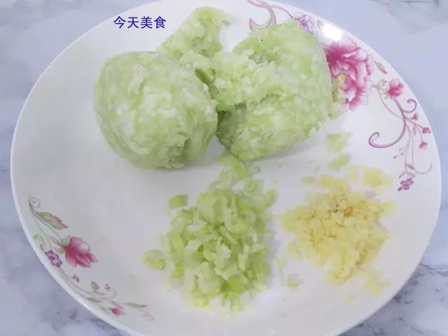 這個包子沒有肉卻特別鮮,只用倆食材,一個負責香,一個負責鮮!