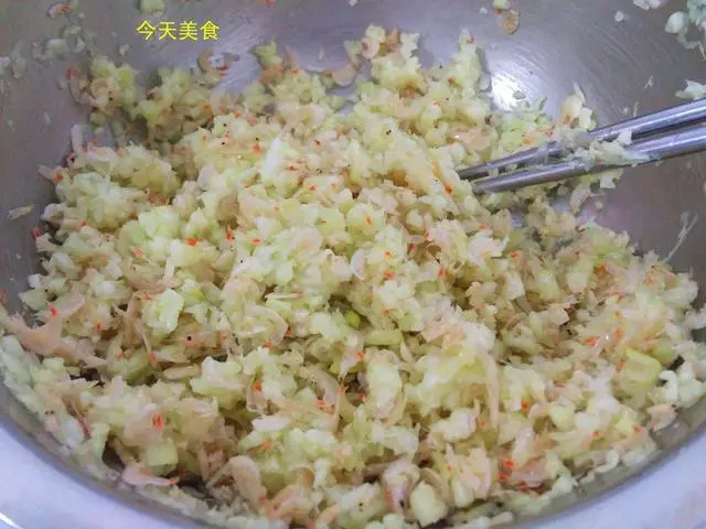這個包子沒有肉卻特別鮮,只用倆食材,一個負責香,一個負責鮮!