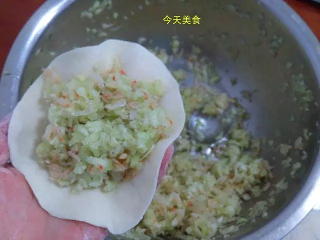 這個包子沒有肉卻特別鮮,只用倆食材,一個負責香,一個負責鮮!