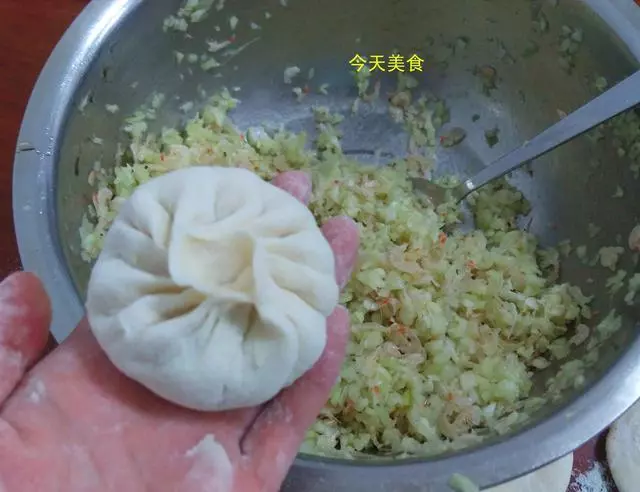 這個包子沒有肉卻特別鮮,只用倆食材,一個負責香,一個負責鮮!