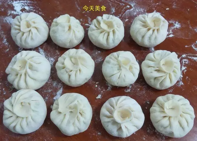 這個包子沒有肉卻特別鮮,只用倆食材,一個負責香,一個負責鮮!
