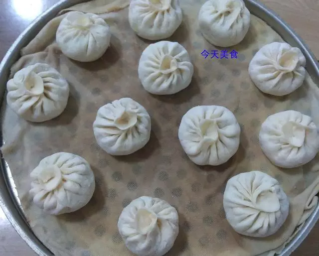 這個包子沒有肉卻特別鮮,只用倆食材,一個負責香,一個負責鮮!