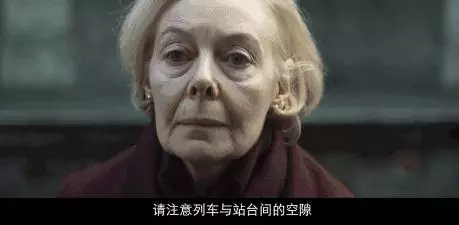 洗手台太高! 老人雙手捧水給狗狗喝 溫柔關切:還會不會渴?