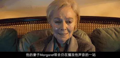 洗手台太高! 老人雙手捧水給狗狗喝 溫柔關切:還會不會渴?