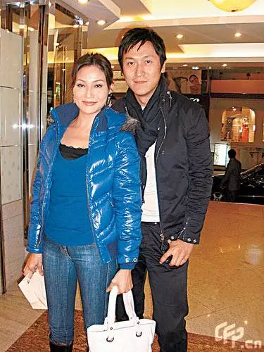 馬德鍾與50歲妻子近照,妻子如今竟變得這麼美,魔鬼身材,長發飄逸,網友:難怪馬德鍾會娶她~
