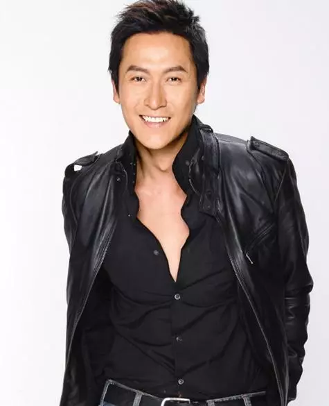 馬德鍾與50歲妻子近照,妻子如今竟變得這麼美,魔鬼身材,長發飄逸,網友:難怪馬德鍾會娶她~