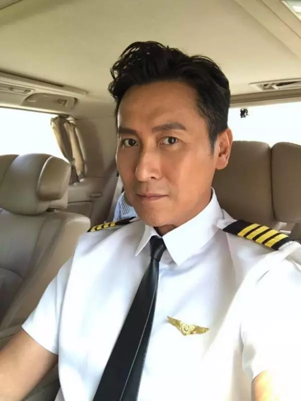 馬德鍾與50歲妻子近照,妻子如今竟變得這麼美,魔鬼身材,長發飄逸,網友:難怪馬德鍾會娶她~