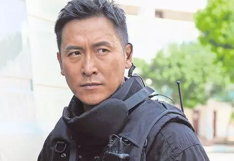 馬德鍾與50歲妻子近照,妻子如今竟變得這麼美,魔鬼身材,長發飄逸,網友:難怪馬德鍾會娶她~