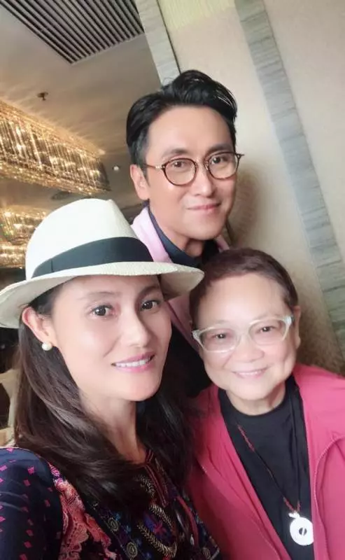 馬德鍾與50歲妻子近照,妻子如今竟變得這麼美,魔鬼身材,長發飄逸,網友:難怪馬德鍾會娶她~
