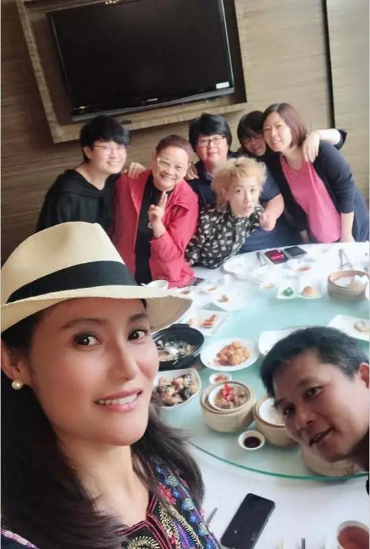 馬德鍾與50歲妻子近照,妻子如今竟變得這麼美,魔鬼身材,長發飄逸,網友:難怪馬德鍾會娶她~