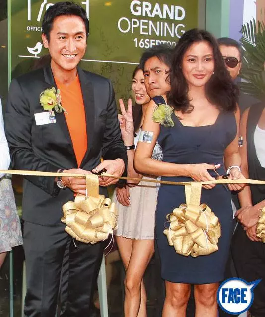 馬德鍾與50歲妻子近照,妻子如今竟變得這麼美,魔鬼身材,長發飄逸,網友:難怪馬德鍾會娶她~