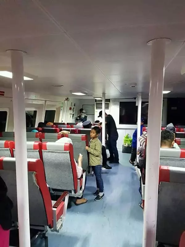 蘭卡威客船擱淺 逾400遊客困海中央