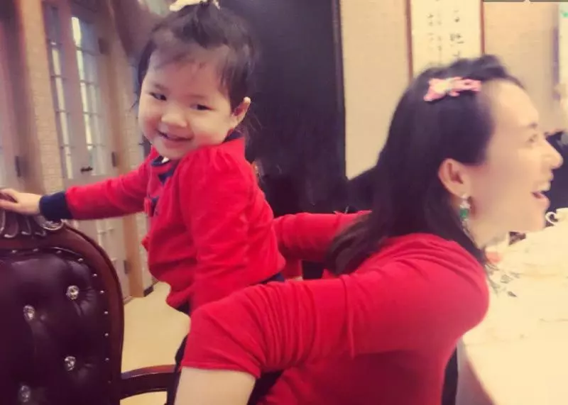 汪峰和章子怡的女兒,醒醒近照曝光,不太像汪峰了,國際章後繼有人!網友:萌翻了!