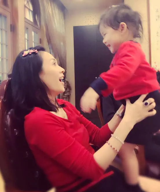 汪峰和章子怡的女兒,醒醒近照曝光,不太像汪峰了,國際章後繼有人!網友:萌翻了!