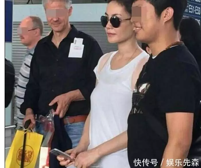 王菲現身機場肚大如筐孕味足, 為謝霆鋒拼三胎愛情真偉大!