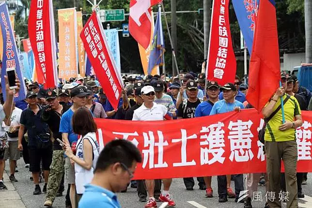 八百壯士繞行立院 軍改案強行通過將聲請釋憲