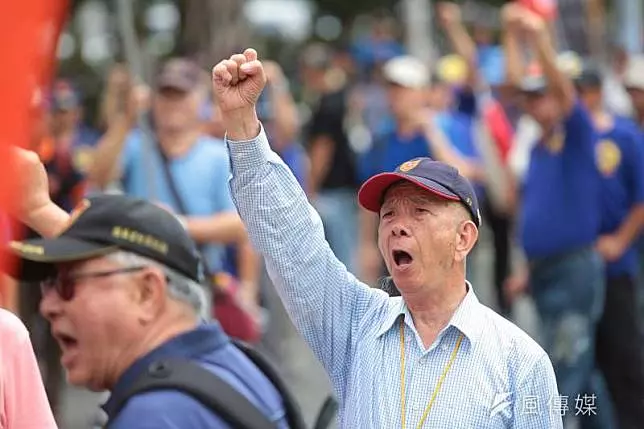 八百壯士繞行立院 軍改案強行通過將聲請釋憲