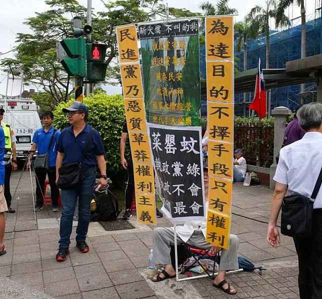 八百壯士繞行立院 軍改案強行通過將聲請釋憲