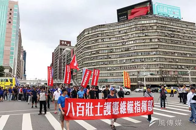 八百壯士繞行立院 軍改案強行通過將聲請釋憲