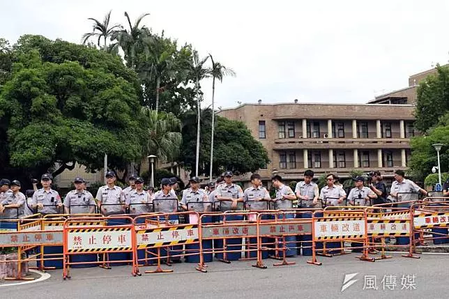 八百壯士繞行立院 軍改案強行通過將聲請釋憲