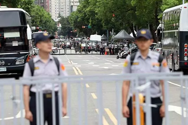 八百壯士繞行立院 軍改案強行通過將聲請釋憲