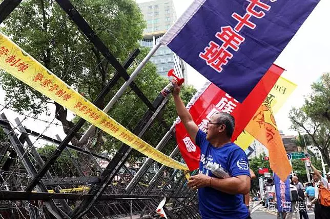 八百壯士繞行立院 軍改案強行通過將聲請釋憲
