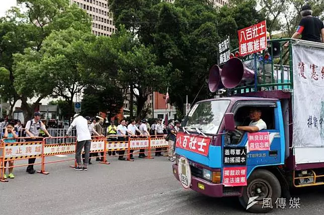 八百壯士繞行立院 軍改案強行通過將聲請釋憲