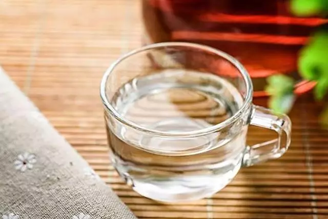 喝水不是喝的越多越好?這3類人水喝多了,對身體健康影響很大