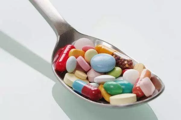 喝水不是喝的越多越好?這3類人水喝多了,對身體健康影響很大