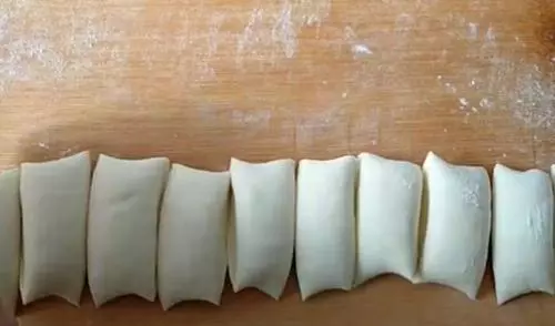 在家做甜甜圈原來這麼簡單,不用烤箱,有鍋就能做,比賣的還好吃