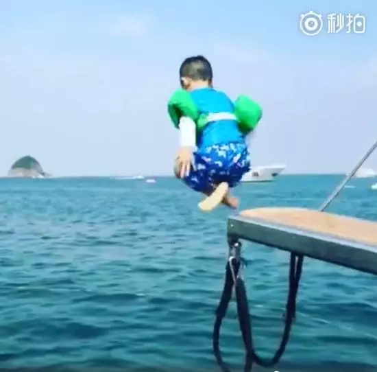 好勇敢!應采兒過生日 Jasper為媽媽表演跳海