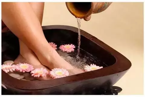 鹽水泡腳好處多,泡對時間有效幫助補腎